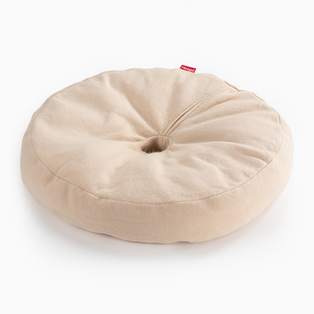 Stylish and sustainable donut-shaped cat bed