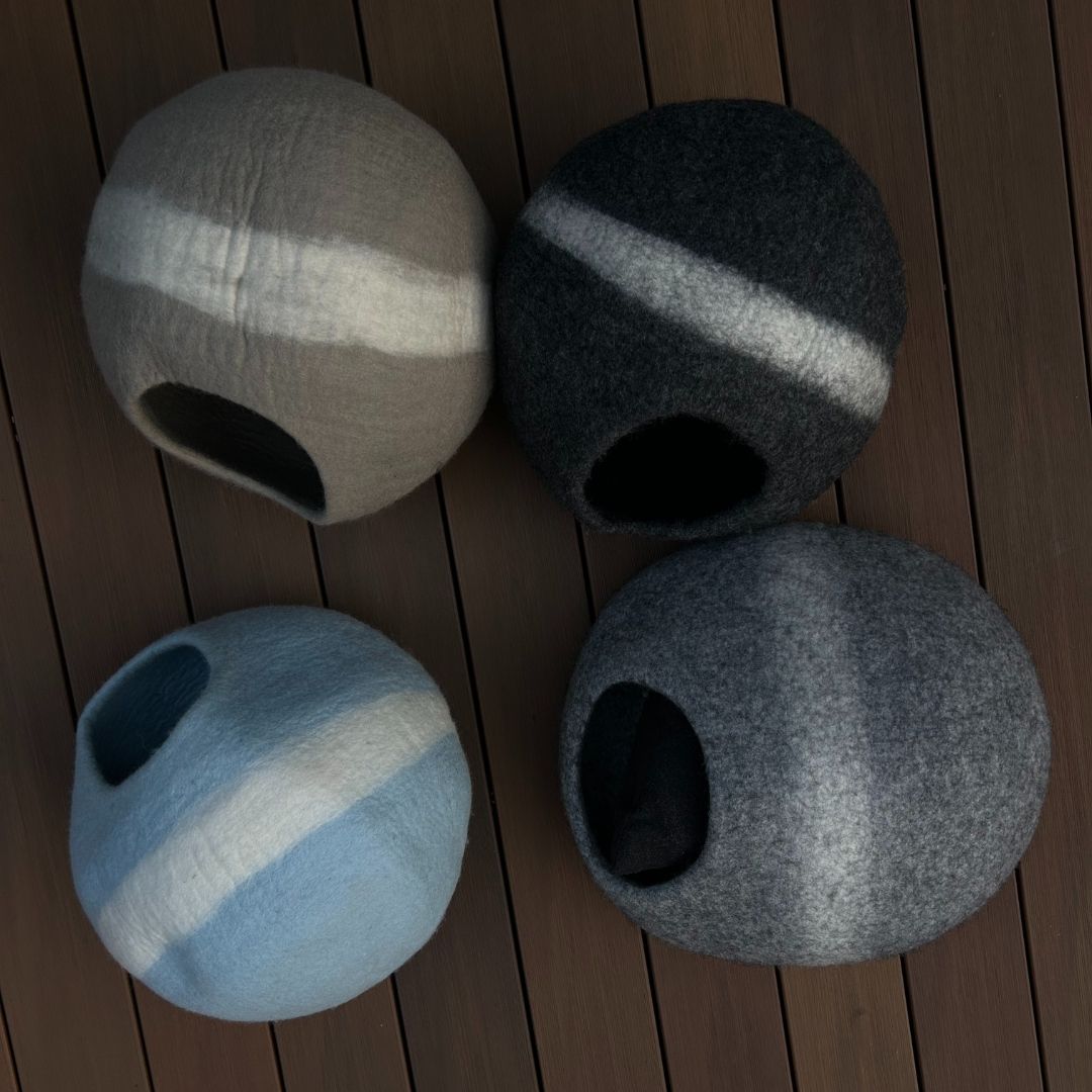 Eco-friendly cat bed with natural wool and dyes