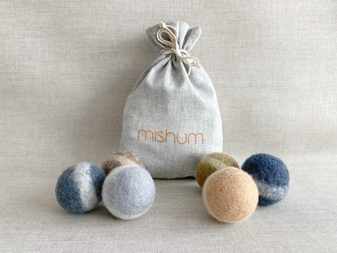 Natural felt dog and cat toy set with cotton bag